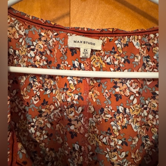 Max Studio Blouse flutter sleeve, split neck with tie closure - Picture 2 of 3